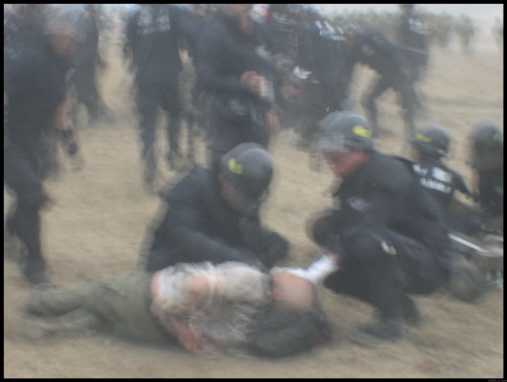 군인들은 그냥 두고 가버렸다. 뒤늦게 '전쟁포로'를 넘겨받은 전경들은 시위대와 사진기자들의 항의로 가방을 벗기고 묶인 팔을 풀었다. 